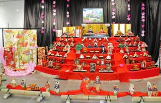 三つの七段飾りが連なった華やかなひな飾り＝三田市上井沢、広野市民センター