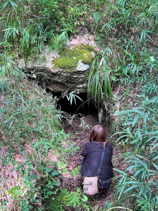 １９６５年に発見された西宮市の青石古墳（有馬温泉観光協会提供）