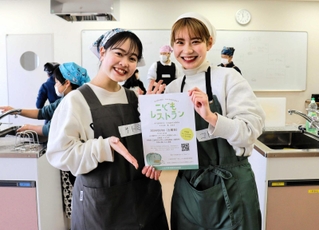 「トラコネ」を立ち上げた石原里美さん（左）と杉浦琴音さん＝三田市けやき台１