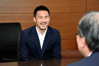 三田に帰省し、市役所を訪れた岡崎慎司選手＝２０１９年５月、三田市三輪２