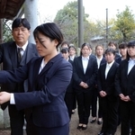 「一戦必勝」などと書いた絵馬を奉納した＝三田天満神社