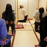 ヨガのポーズを取る参加者ら＝ウッディタウン市民センター