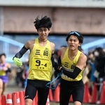 男子・三田市の４区山本侑輝選手（左）からたすきを受ける５区久山大祐選手＝加古川市の加古川河川敷マラソンコース（撮影・風斗雅博）