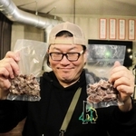ペットフードを手にする桒畑亮さん＝三田市西山２