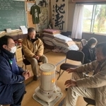 避難者の話に耳を傾ける長谷川四郎さん（左）＝提供