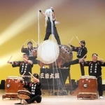 勇壮に演奏する三田太鼓のメンバー（提供）