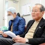 会見する「『田村市長にＮＯ』の会」の室谷啓一代表（右）ら＝兵庫県三田市役所