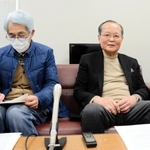 会見する「『田村市長にＮＯ』の会」の室谷啓一代表（右）ら＝兵庫県三田市役所