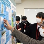 研究成果を発表し、来館者と交流する生徒＝三田市弥生が丘６