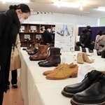 スタイリッシュな靴が並ぶ整形靴科の卒業製作展示会＝三田市福島、神戸医療福祉専門学校三田校