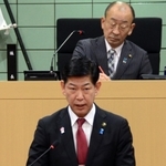 当初予算案の提案理由などを説明する田村克也市長＝三田市議会議場