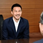 三田に帰省し、市役所を訪れた岡崎慎司選手＝２０１９年５月、三田市三輪２