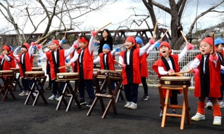 力いっぱい「広野太鼓」を披露する園児たち＝広野幼稚園