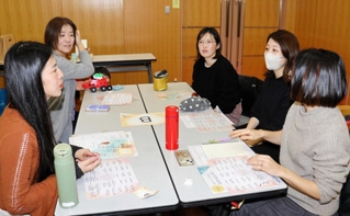 子育ての悩みや喜びなどを語り合う母親たち＝三田市けやき台１、ウッディタウン市民センター
