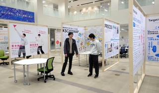 学生らが三田の魅力を発掘し、発信するパネル展示＝関西学院大学神戸三田キャンパス