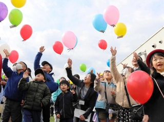 走り回った思い出の園庭でバルーンを飛ばす園児ら<P>＝いずれも三田市東本庄