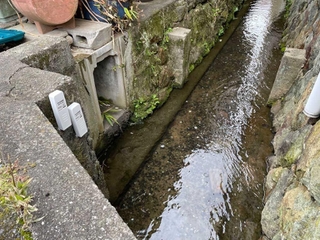 三田市内の水路の壁に設置された浸水センサー（いずれも三田市提供）