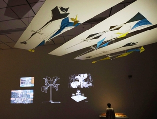 展覧会「Ｐａｒａｌｌｅｌ　Ｌｉｖｅｓ（パラレル・ライブス）　平行人生」の会場。新宮晋さんの作品やレンゾ・ピアノさんの代表作の模型などが展示されている。９月１４日まで＝大阪中之島美術館