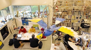 アトリエで開かれた打ち合わせ＝三田市藍本