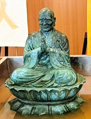 温泉寺に祭られている行基像