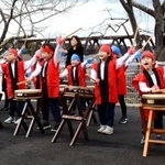 力いっぱい「広野太鼓」を披露する園児たち＝広野幼稚園