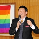体験談や自分らしく生きる大切さを話す田崎智咲斗さん＝三田市狭間が丘４、狭間中学校