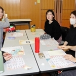 子育ての悩みや喜びなどを語り合う母親たち＝三田市けやき台１、ウッディタウン市民センター