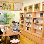 オープンした一箱本棚オーナー制図書館「８８文庫」。本や出品作品を囲み、交流が広がる＝三田市弥生が丘１、フローラ８８