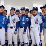 新ユニホームを着用し、ポーズを取る兵庫ブルーサンダーズの選手たち＝三田市高次２