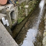 三田市内の水路の壁に設置された浸水センサー（いずれも三田市提供）