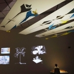 展覧会「Ｐａｒａｌｌｅｌ　Ｌｉｖｅｓ（パラレル・ライブス）　平行人生」の会場。新宮晋さんの作品やレンゾ・ピアノさんの代表作の模型などが展示されている。９月１４日まで＝大阪中之島美術館