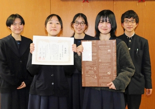 贈呈された感謝状や額縁を手にする北摂三田高校放送部の原田楓花さん（前列左）と森可実さん（同右）ら＝三田市狭間が丘１