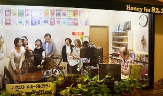 特別番組のエンディングで笑顔を見せる門垣登志子代表（右から２人目）ら＝三田市弥生が丘１