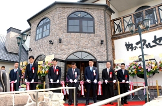 テープカットで新装オープンを祝う勢戸章示代表（右から３人目）ら＝三田市中内神