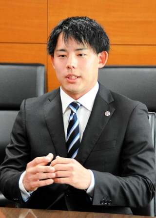 ルワンダ赴任を前に、意気込みを語る迫大暉さん＝三田市役所