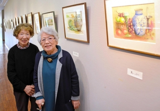 「ばぁ～ば二人の水彩画展」を開いた森貴美子さん（右）と中山ミツ子さん＝三田市ウッディタウン市民センター