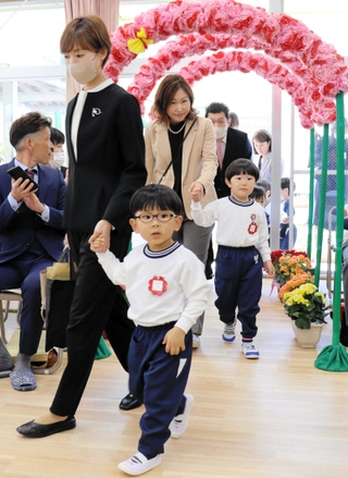 保護者とともに入場する新入園児＝三田市上井沢、みつば幼稚園