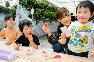 採ったばかりのイチゴを笑顔でほお張る子どもら＝三田市沢谷
