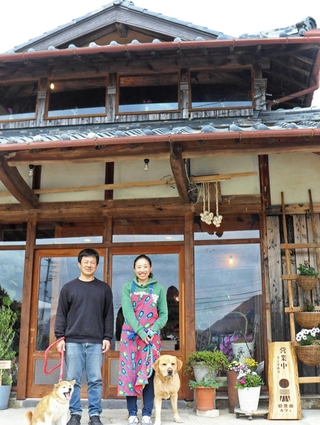 廻農園カフェをオープンした佐藤貴英子店長（右）と夫の文博さん＝三田市末吉