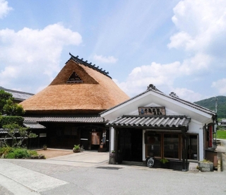 岡村酒造場＝三田市木器（三田市観光協会提供）