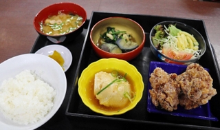 地元産野菜や米を使った日替わり定食＝三田市三輪２、三田市役所