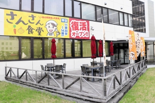 再オープンする「さんさん食堂」。ウッドデッキも利用できる＝三田市三輪２、三田市役所