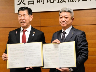 災害時における応援協定を結んだ県司法書士会の野上英則会長（右）と三田市の田村克也市長＝三田市役所