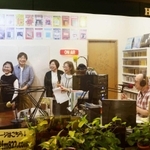 特別番組のエンディングで笑顔を見せる門垣登志子代表（右から２人目）ら＝三田市弥生が丘１