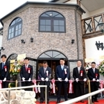 テープカットで新装オープンを祝う勢戸章示代表（右から３人目）ら＝三田市中内神