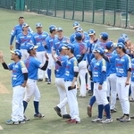 開幕戦を勝利で飾り、ハイタッチで喜ぶ兵庫ブレイバーズの選手ら＝神姫バスキッピースタジアム