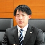 ルワンダ赴任を前に、意気込みを語る迫大暉さん＝三田市役所