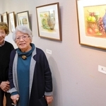 「ばぁ～ば二人の水彩画展」を開いた森貴美子さん（右）と中山ミツ子さん＝三田市ウッディタウン市民センター