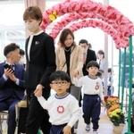 保護者とともに入場する新入園児＝三田市上井沢、みつば幼稚園
