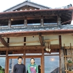 廻農園カフェをオープンした佐藤貴英子店長（右）と夫の文博さん＝三田市末吉